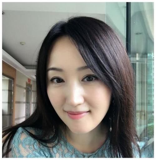  『惊讶』48岁杨钰莹现身机场，素颜的她，容颜让人惊讶