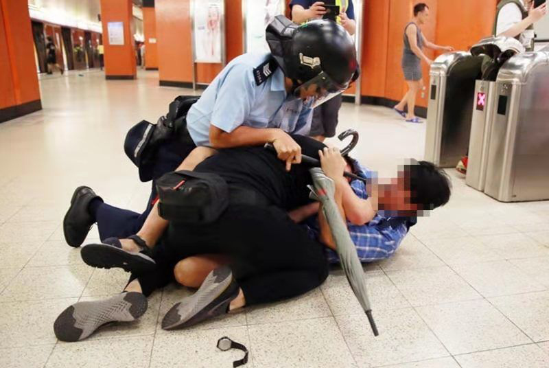 「香港」这一幕早该出现了：香港市民协助港警制服暴徒