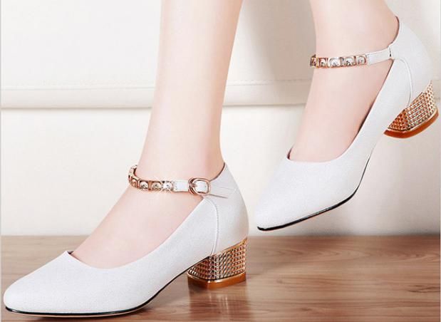怪不得妈妈不穿高跟鞋了，新出炉几款“洋气瓢鞋”，舒适不捂脚