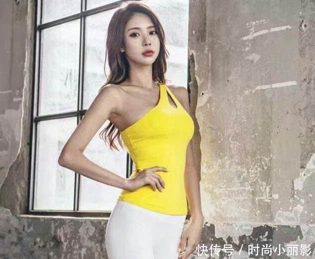 紧身打底裤：洒脱自由的年轻美女，灵动优雅，很招人喜欢！