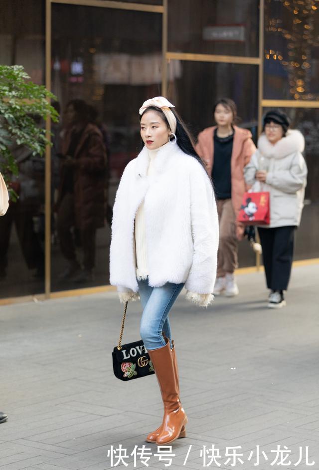 『件白色』街拍:白色温暖又安逸,清冷苍茫的春天,这几款单品你值得拥有