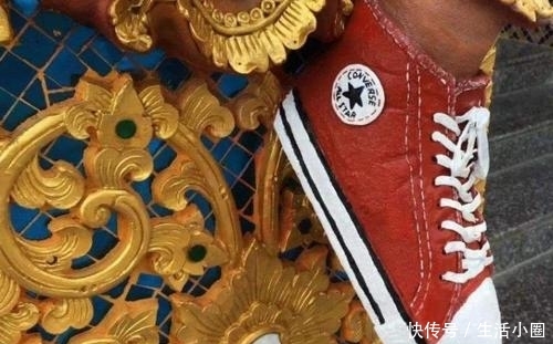 泰国最潮流的寺庙,庙里的佛像不仅脚穿匡威,腰里还别着苹果手机