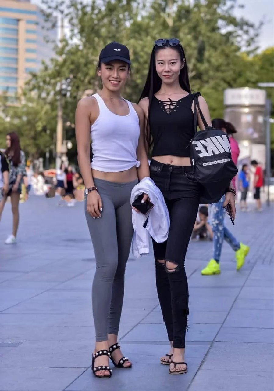 夏季小姐姐完美曲线,尽显完美身材,在这样一个季节在大展风采