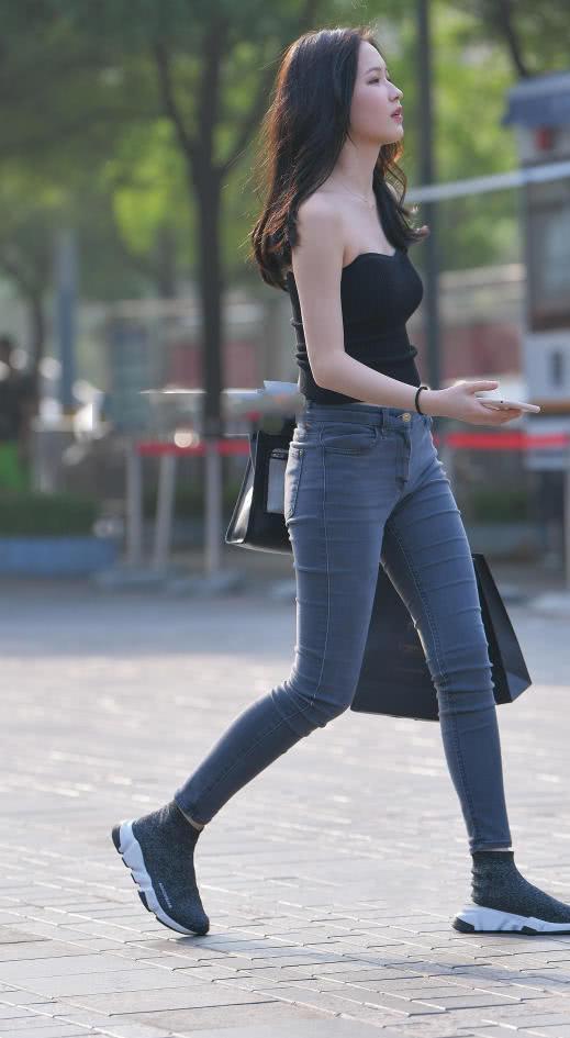 小姐姐颜值高，身材好，优雅的装扮，带给你美丽的心情