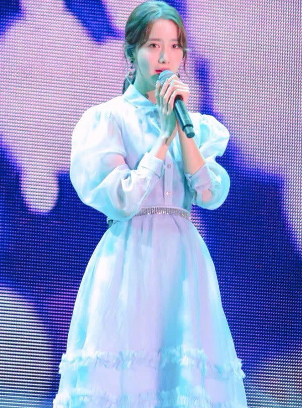 林允儿只有脸能看，罗圈腿难看到不忍直视，还穿短裤也是服了！