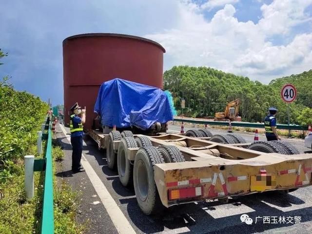  巨无霸|这两辆“巨无霸”被困路上，惊动高速交警、路政、施工单位
