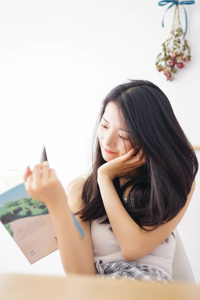 清纯女孩白色吊带衫私房写真