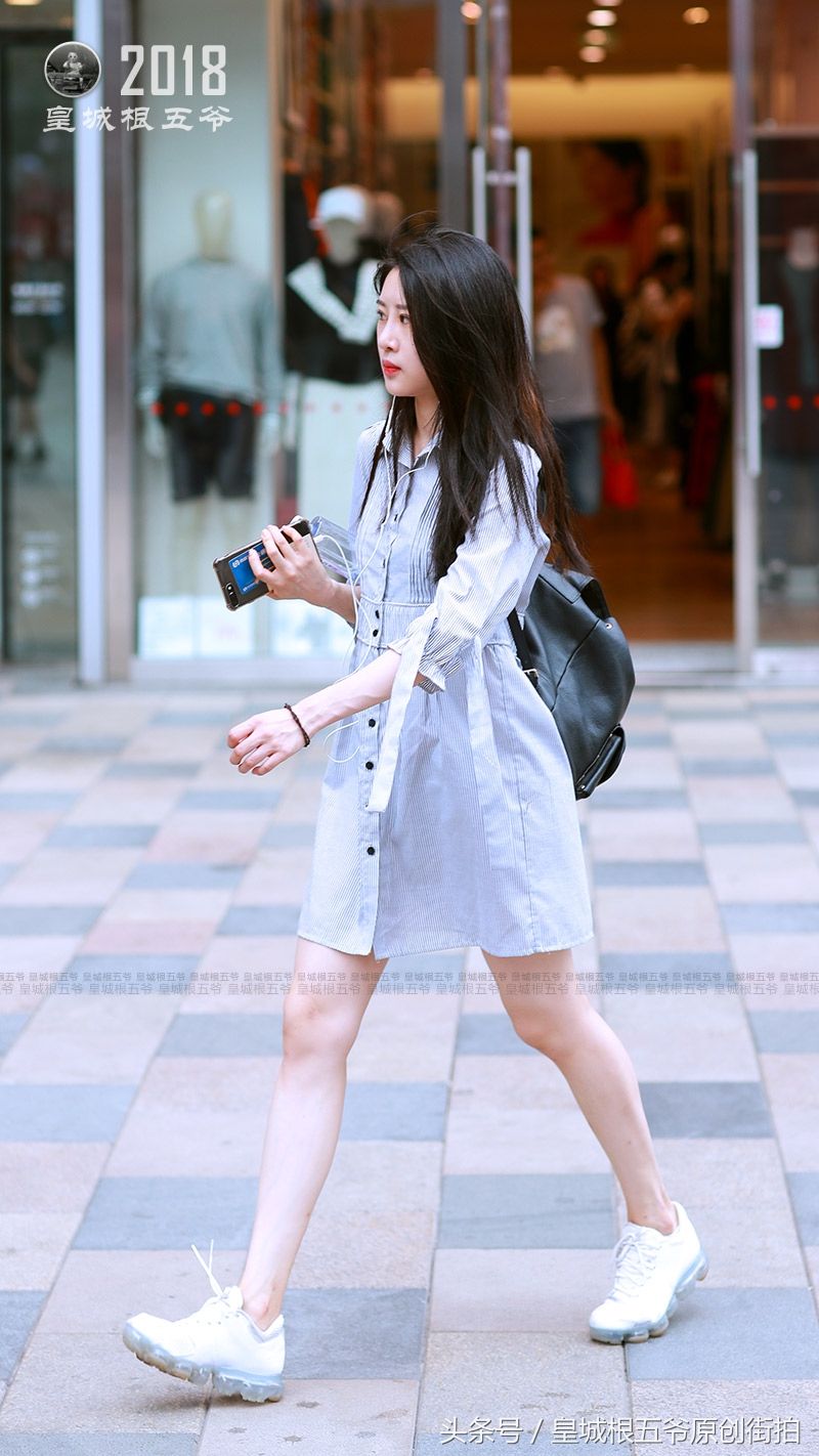 街拍:爱臭美的女孩，总是喜欢把自己打扮得很漂亮