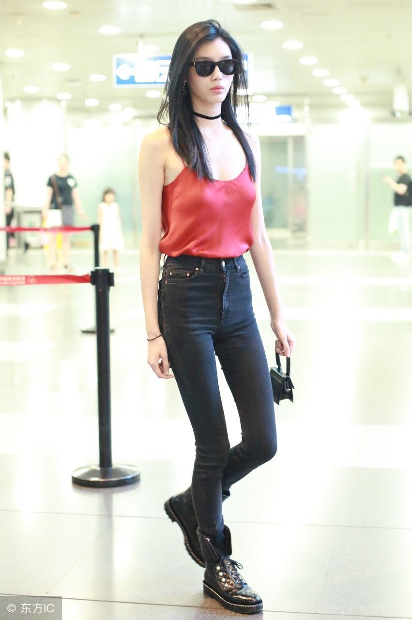 奚梦瑶真厉害，穿吊带却搭了双靴子居然不丑，不愧是超模