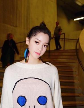 鞠婧祎和欧阳娜娜同时玩下半身失踪，网友：小奶猫和女神的差距！