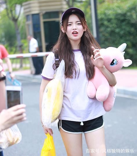 杨超越简直了!穿超短裤就出门，网友:看你打底裤都露出来了