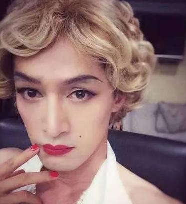 男明星涂口红什么样？郑凯Skr魔鬼，黄渤似贵妇，李晨让人目瞪口