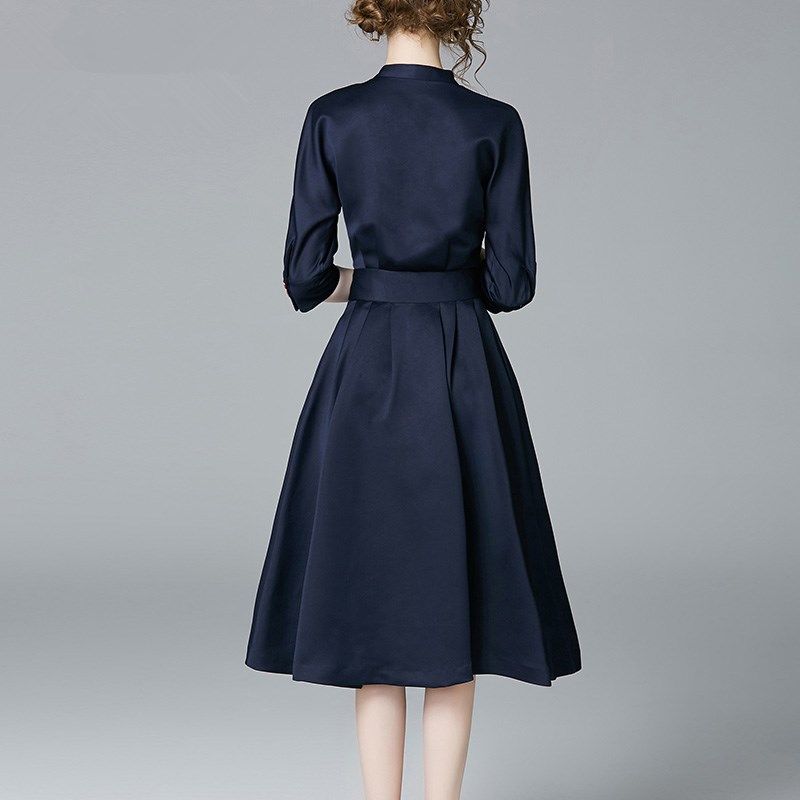 还穿小衫+阔腿裤?过时了!今秋流行A字裙+高跟鞋，高雅显年轻