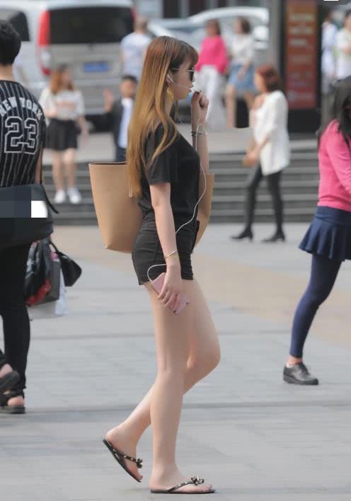 时尚小姐姐T恤配黑色牛仔裤，平底，散发着休闲的感觉