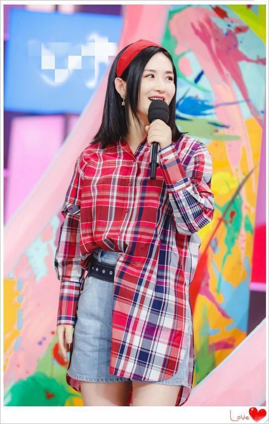 谢娜太强了！成功解锁牛仔外套新穿法，网友却说：亮点都在后背上