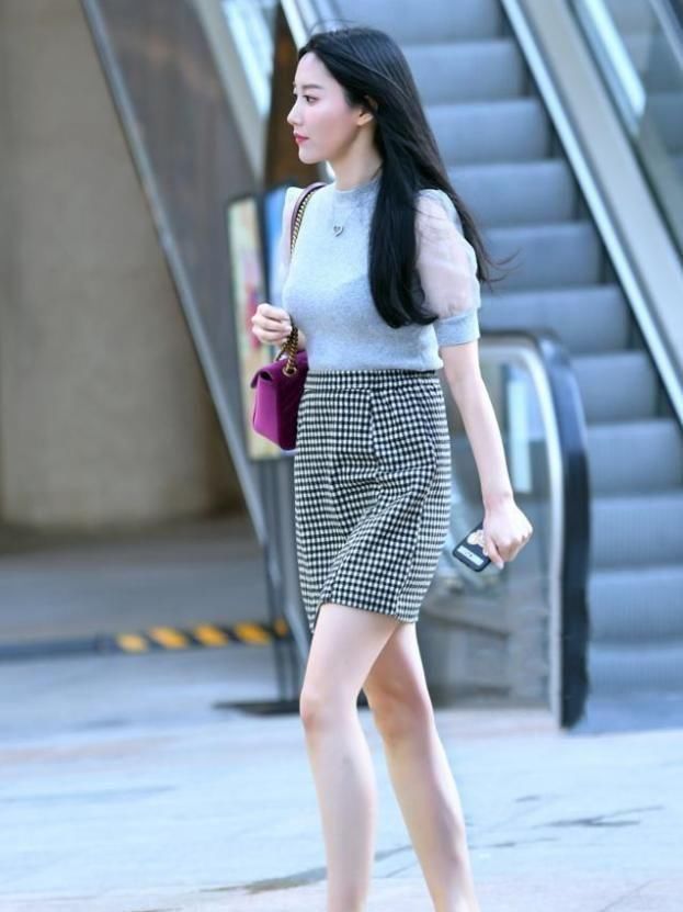  「蕾丝」街拍美女一袭时尚蕾丝吊带裙，美得如仙女一般