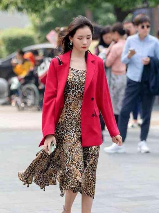 时尚■街拍:明眸善睐的美女,豹纹连衣裙外搭外套,时尚又大气