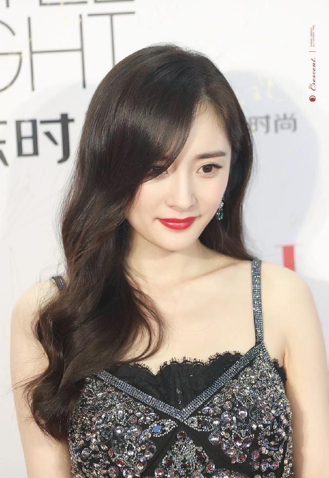 杨幂身穿碎花衬衣搭配皮短裤，大腿细的惊人，网友：这腿有1米8了