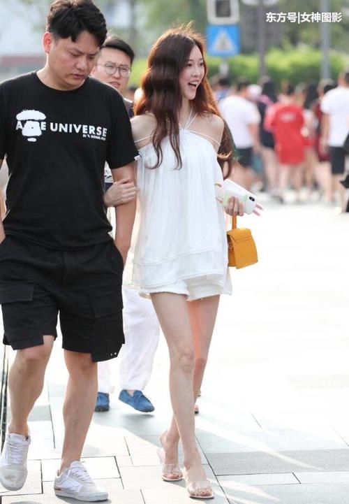 时尚街拍:热裤配连衣裙,这个大长腿小姐姐,优雅又性感!