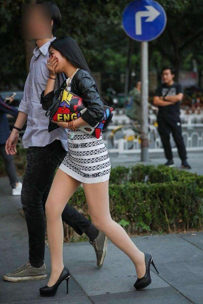 街拍: 拥有好身材的辣妈, 紧身包臀裙很显气质