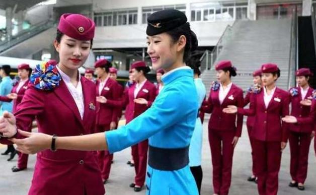 为什么空姐一般都系着一个丝巾? 难道只是为了好看吗? 没那么简单
