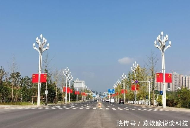 悬挂国旗迎国庆!达城街头洋溢“中国红”