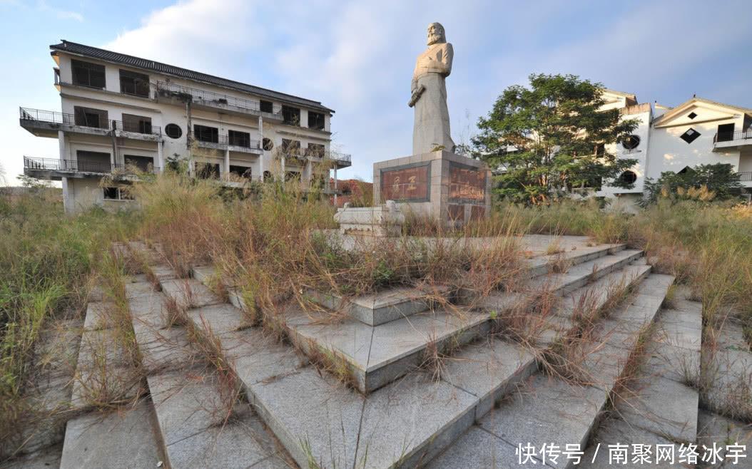 南宁20栋别墅搁置11年无人入住, 如今杂草丛生, 成当地鬼城, 可惜