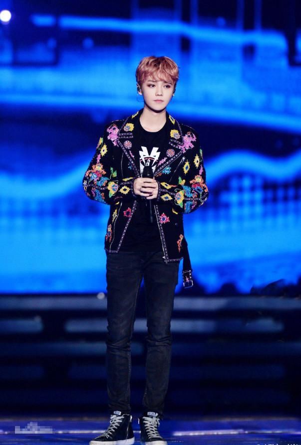 鹿晗不过是穿了套西装，颜值爆表帅到窒息，一举一动尽显王子风范