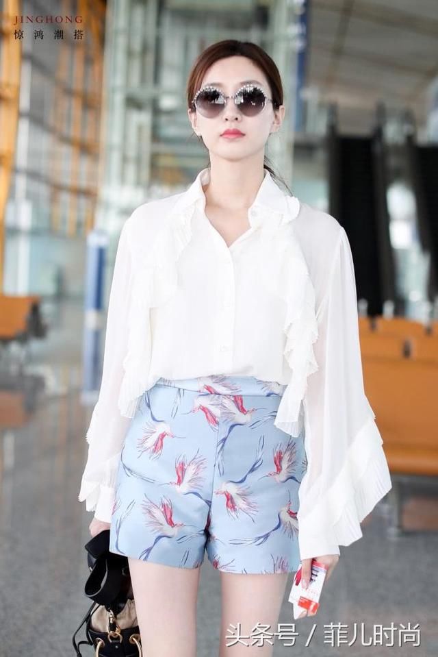 江疏影还真是会搭，雪纺白衬衫配蓝短裤，暴露了一双惊艳长腿！