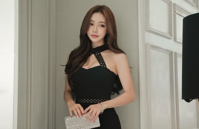 性感美女模特穿露肩包臀短裙,细腰翘臀拍撩人写真!