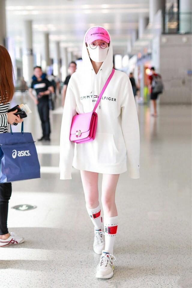 江疏影也穿起了运动风，搭配一双长筒袜，这长腿堪比杨幂啊！