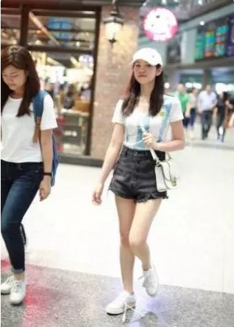 瘦了?陈妍希的小蛮腰、大长腿都出来了，网友:最近在健身