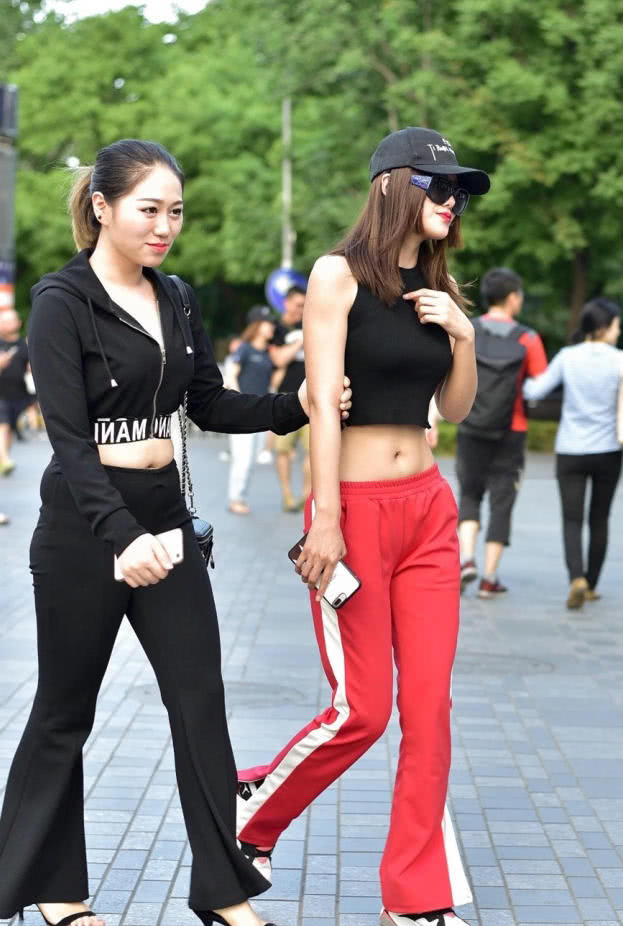 穿搭时尚的小姐妹一起逛街，闺蜜太让人尴尬了