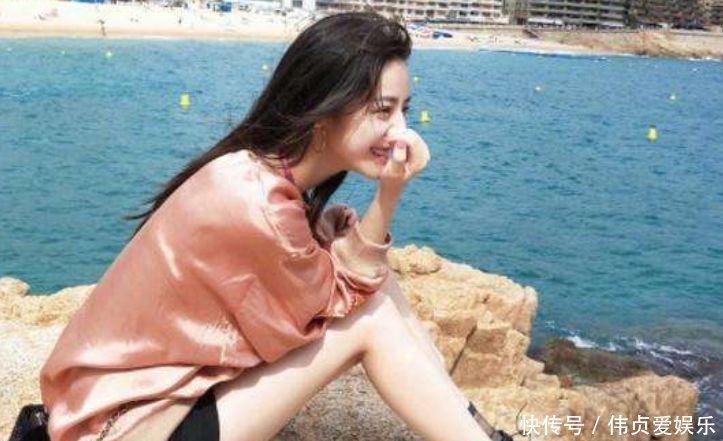 热巴穿短裙凸显大长腿，关晓彤穿短裤显青春活力，网友：热巴最美