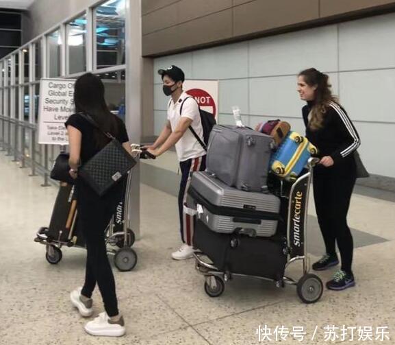 恋情三周年!范冰冰李晨现身美国机场 手拉手并