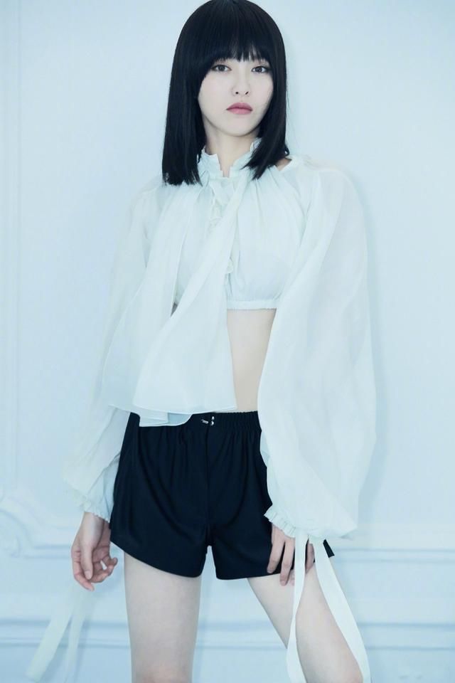 罗晋不管管你媳妇儿吗？裙子穿这么短也敢出门，布料少的可怜！