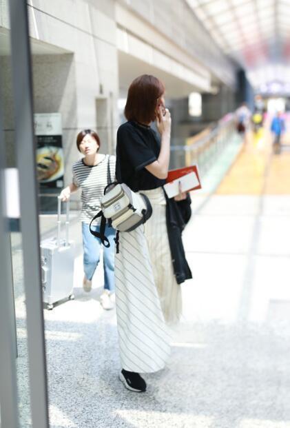 34岁李斯羽长裙配平底鞋，却是长腿既视感！网友：还好没穿高跟鞋