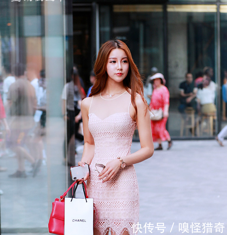 脸上挂着甜美微笑的长裙女孩，拥有着清秀的五官和苗条的身材！