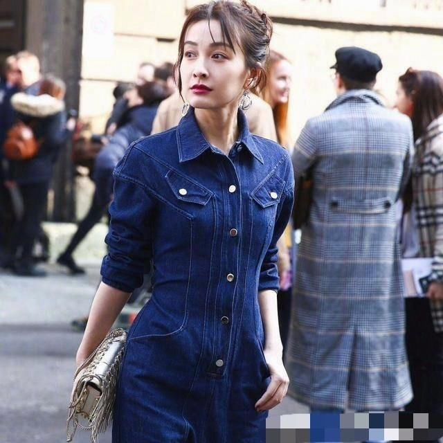 背带裤粉帽子的吴昕满满少女感,就是这双腿太出戏了