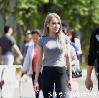 『秀丽』穿着紧身打底裤,大秀丽两腿,呈现自身的魔鬼身材