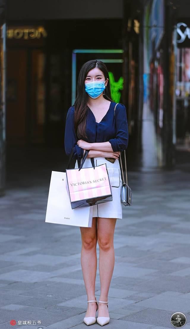 「美女们」街拍:追寻时尚没有任何的限制,时尚达人们的穿衣搭配充满了活力
