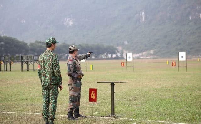  『我国』我国驻越武官扬威越南！使用越南版54式手枪，勇夺射击比武第一