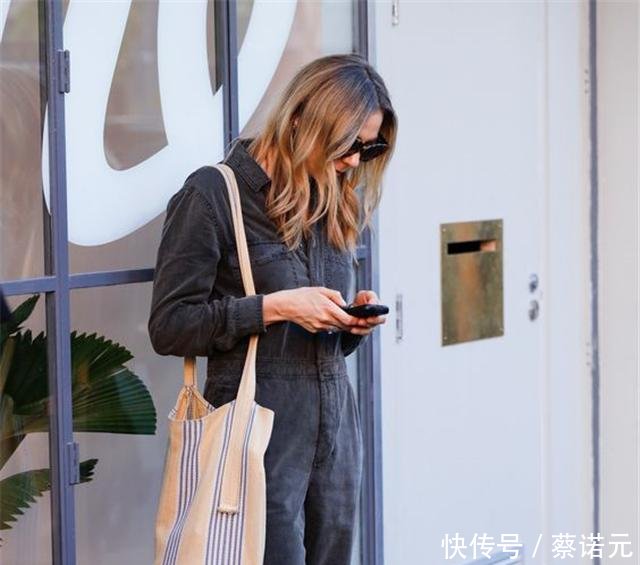 『技巧』不论年纪多大的女人,学会这四个单品搭配技巧,秒变行走的衣架