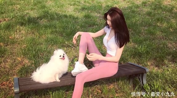 街拍小姐姐身穿打底裤，小姐姐紧绷的曲线甜美性感！