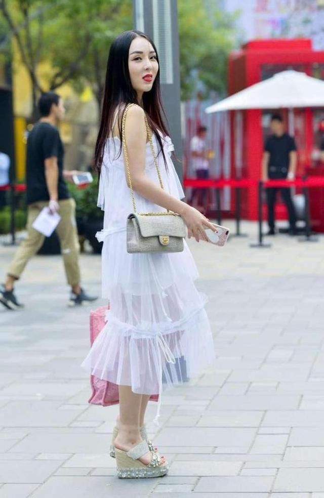 街拍，白色低领吊带长裙与少女的气质完美结合，如仙女般美丽迷人