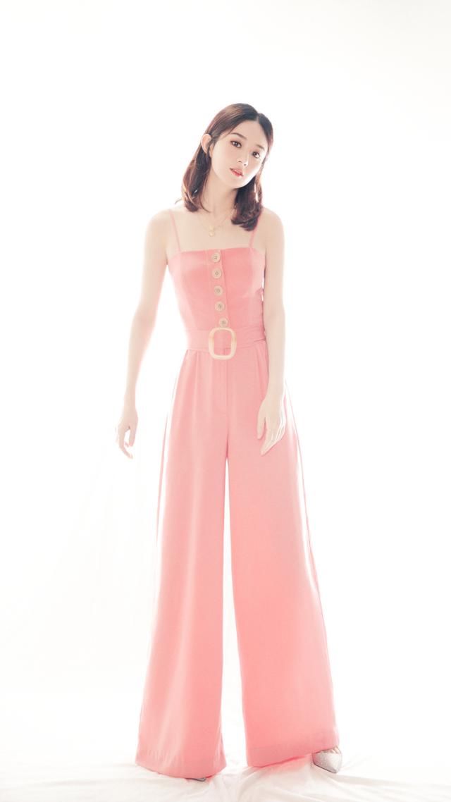 赵丽颖不过穿了套吊带连体服，气场炸裂美到爆，竟把何穗秒杀了！