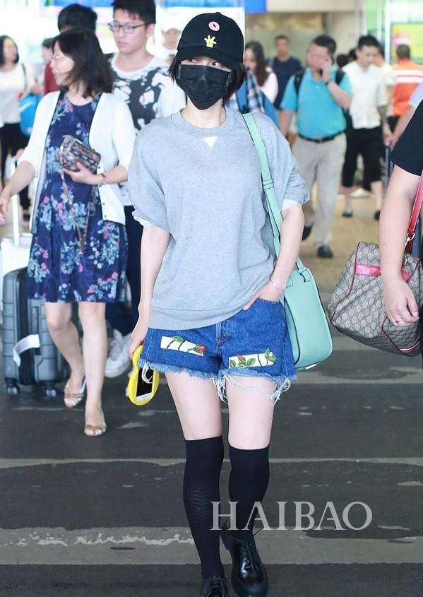 你以为迪丽热巴穿长筒袜美 那是因为没见过baby穿长筒袜