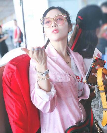 吴宣仪穿粉丝睡衣现身 俏皮可爱给粉丝送飞吻