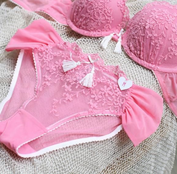 把旧款纯棉文胸三角裤全扔了,入手今年流行的几款蕾丝,款款洋气
