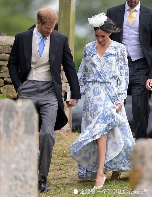 适合夏日的青花瓷,从凯特王妃到傻脸娜,谁把中国元素穿得最美